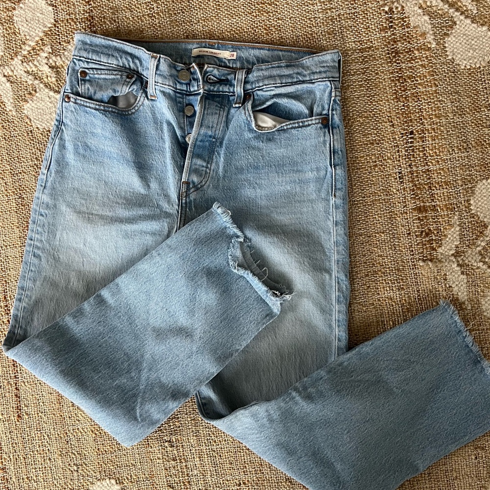 Levi’s wedgie straight size 28